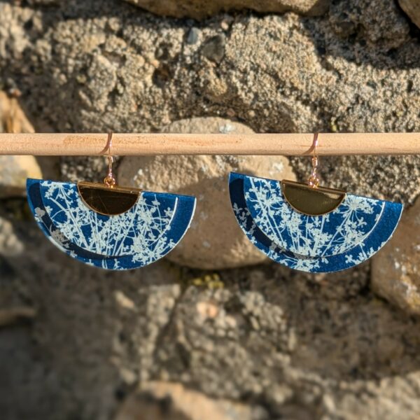BOUCLES OREILLES PENDANTES EVENTAIL CYANOTYPE BLEU CAROTTE SAUVAGE