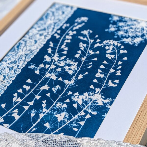 CADRE DECORATION INTERIEURE CYANOTYPE UNIQUE BLEU FEUILLE COEUR ET DENTELLE
