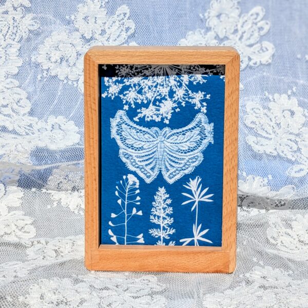 TABLEAU DECORATION INTERIEURE CYANOTYPE UNIQUE BLEU FEUILLE ET PAPILLON DENTELLE